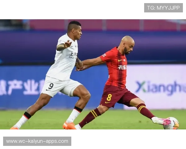 任意球短传配合打乱防守，形成破门良机